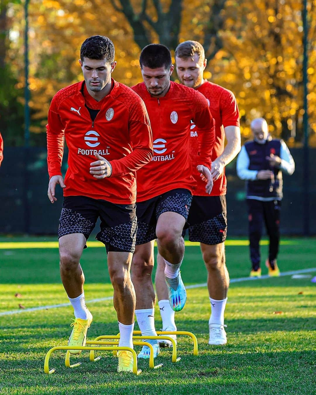 ACミランさんのインスタグラム写真 - (ACミランInstagram)「Stepping up 🔴⚫  #MilanFiorentina #SempreMilan」11月23日 2時48分 - acmilan