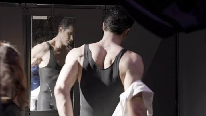 ロベルト・ボッレのインスタグラム：「Onegin 💙  In 1 minuto 😬. @nicolettamanni @teatroallascala  📸 @wito_vl  #johncranko #masterpiece #ballet」