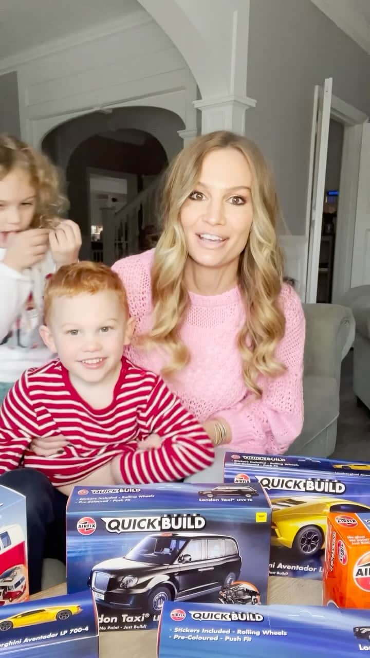 Anna Sacconeのインスタグラム：「ad This was Dre’s absolute dream toy - building and unboxing model cars with Mummy?! 😍🏎️🚐🚕 Amazing! 🙌🏼 If you’re looking for a great kids’ Christmas gift idea this year, @officialairfix #QuickBuild toys are such a brilliant way to spend quality time together & off screens (winner!) 👍🏼 Use the link in my bio and get 10% off with my code: ANNA10OFF! #journeytojoy」