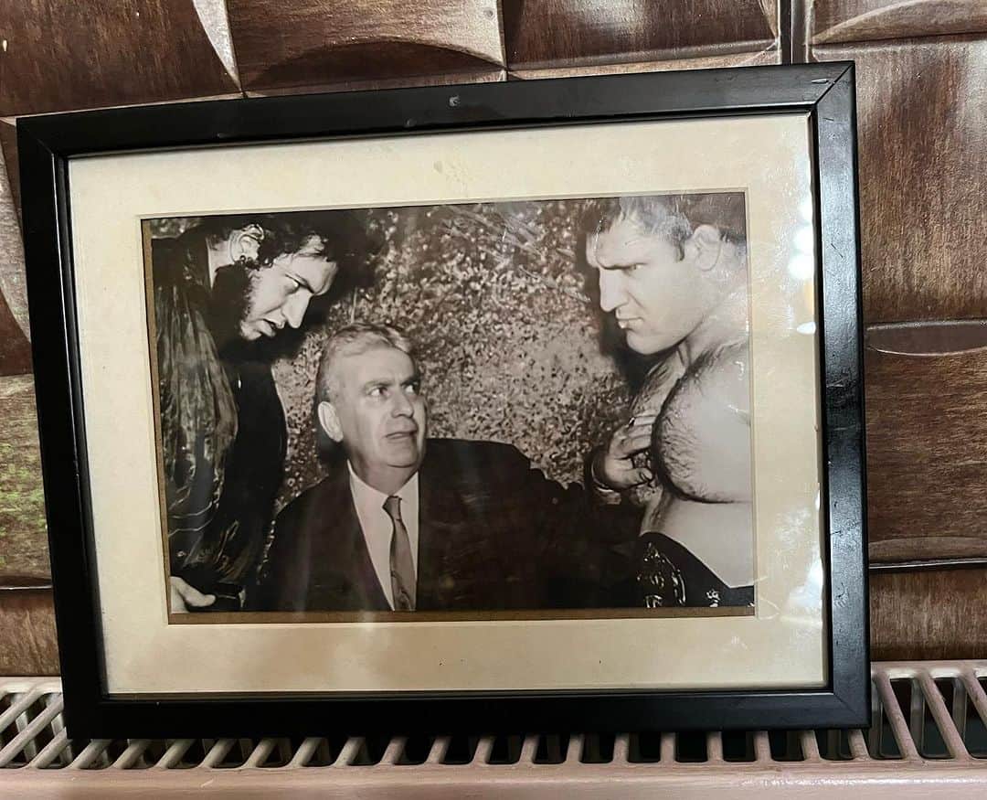 デイビーボーイ・スミス・ジュニアのインスタグラム：「Cool old pic of a young Gorilla Monsoon! Who my Grandfather Stu Hart helped break into the Wrestling business 🤼‍♂️ 🦍 🤝」