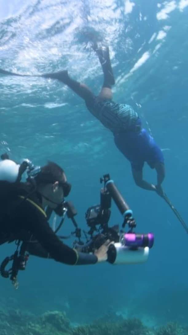 ナショナルジオグラフィックのインスタグラム：「See more of our Pictures of the Year at the link in bio.   @kiliiiyuyan take us behind the scenes of how he photographed Helen Reef ranger Brian Fidiiy fishing for food with a homemade speargun—one of our top images of 2023. #NatGeoPOY23  Video by @kiliiiyuyan and Shin Sirachai Arunrugstichai @shinalodon」