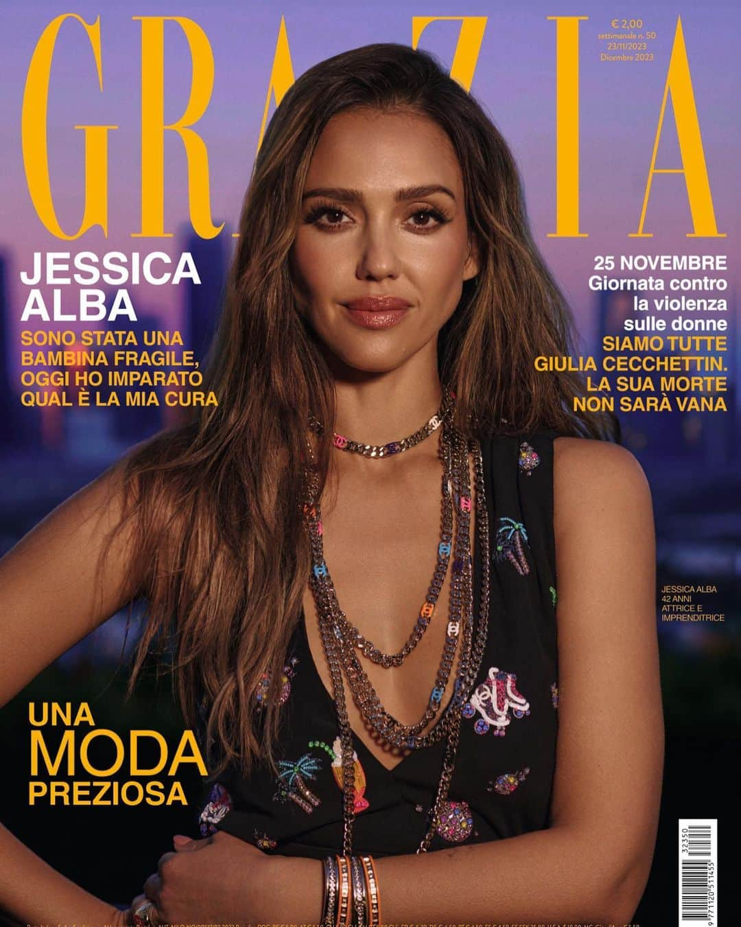 ジェシカ・アルバさんのインスタグラム写真 - (ジェシカ・アルバInstagram)「Jessica Alba è la star di copertina di Grazia, in edicola da domani. Per noi, l’attrice e imprenditrice, posa in una casa Hollywoodiana del 1923, con abiti da sera e sofisticati look da giorno. Nell’intervista racconta di essere stata una bambina fragile che ha combattuto contro una grave forma d’asma. Il primo provino, superato a 12 anni, è stato la sua rivincita. Da quel momento è diventata una star capace di mantenere tutta la famiglia. «Mia madre ha lasciato il lavoro per accompagnarmi alle audizioni. Il secondo reddito in famiglia, oltre a quello di mio padre, lo portavo io», ricorda.Un giorno, alla prima gravidanza, una crisi allergica l’ha costretta a fermarsi suggerendole una nuova sfida: fondare un’azienda di prodotti sostenibili. Oggi la sua compagnia è un enorme successo e lei è orgogliosa di essere un modello di riferimento per tante giovani, «Vedere le donne ai vertici è importante perché spesso le persone non credono di poter raggiungere certe posizioni, se non ne vedono un esempio», e spiega perché la migliore cura è non arrendersi.  Jessica Alba is the cover star of Grazia’s new issue. For us, the actress and entrepreneur poses in a Hollywood house from 1923, in gowns and sophisticated daily looks. She tells Grazia she was a fragile kid battling with a severe form of asthma. Her first casting, booked at age 12, was her remarch. Since then, she became a star, able to provide for her family: “My mom quit her job to take me to auditions. The second income in the family, besides my dad’s, was mine” she recalls. One day though, during her first pregnancy, an allergic reaction forced her to stop and think about a new challenge: create a company of clean and sustainably-designed products. Today her company is a huge success and she is an inspiration to many young women: “To see women at the top is important because often people don’t think they can reach certain positions if they don’t see an example”, she says, because sometimes, the best cure is to never give up.  Words @fedi_volpe Photo @veronicasams Stylist @orettac Hair @brittneyryanhair Make-up @mariavargasmakeup Digitech @sara_swaty Manicure @nailartbyqueenie Stylist Assistant @alessandrajleo」11月23日 3時01分 - jessicaalba