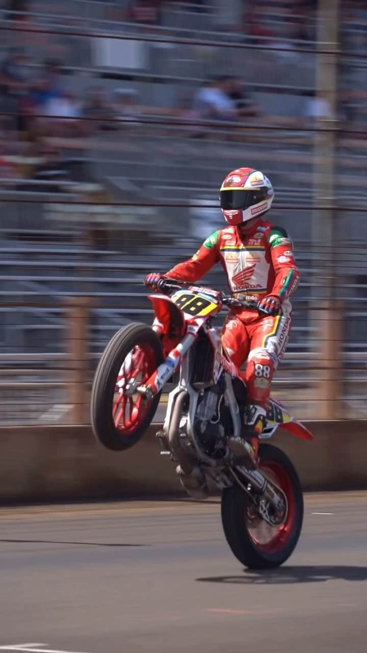 Honda Powersports USのインスタグラム：「This #WheelieWednesday is brought to you by @turnerflattrackracing and the #CRF450R. 🫡  #Repost @turnerflattrackracing」