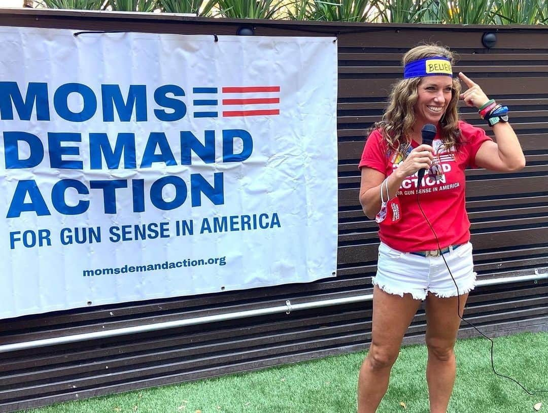 ジュリアン・ムーアのインスタグラム：「Meet Katie Hathaway, this week's  #WomenCrushWednesday. Katie is a mother turned activist, currently serving as Co-Leader of the Florida Chapter of @MomsDemand. She has dedicated countless hours volunteering, organizing, and leading the work to reduce gun violence in America. Katie is also passionate about preserving public education and she volunteers with Public School Defenders to ensure children have access to safe and inclusive environments, diverse books, and comprehensive and accurate curriculum. You can find Katie showing up at rallies, speaking at school board and PTA meetings, knocking on doors to get out the vote, and protesting at the capitol or on the streets in Florida.  Every #WCW I'm going to feature a gun safety leader who is making a difference in their community and our country. I'll be sharing stories of powerful women and non-binary people with you weekly as I continue to be inspired by their work. @katie4gunsense」