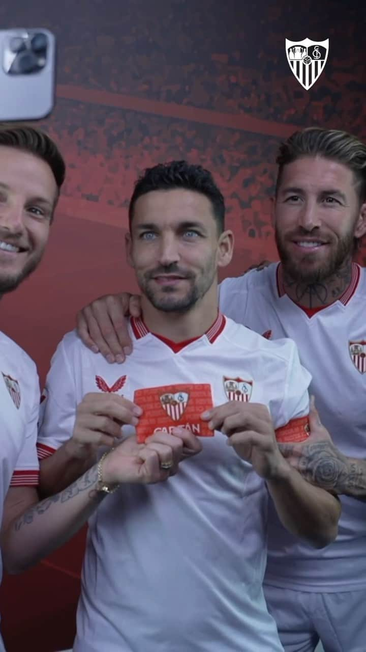 セビージャFCのインスタグラム：「¡Qué bien os sienta el brazalete, capitanes! 🫠❤️  #WeareSevilla #NuncaTeRindas」