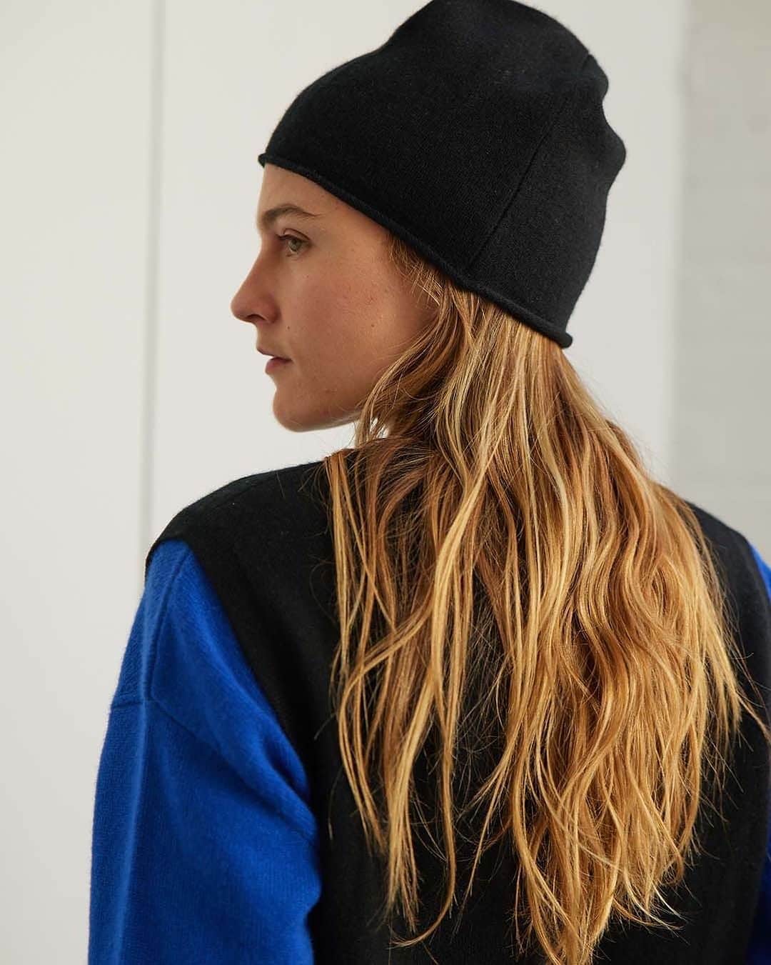 デミリーのインスタグラム：「Our favorite cashmere Cosmo Beanie—lightweight + ultra soft, great for gifting」