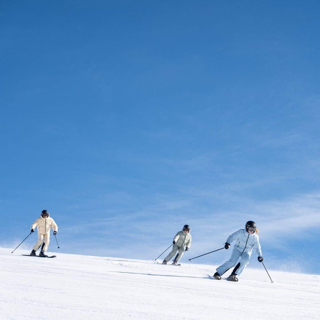 Oyshoのインスタグラム：「New jackets and pants with breathable fabric and wind protection. . . . #oysho #ski #skicollection #sports」