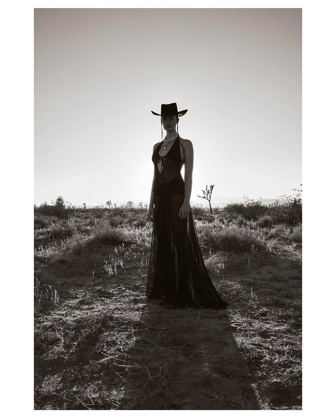 ヘイリー・クラウソンさんのインスタグラム写真 - (ヘイリー・クラウソンInstagram)「🌵Western women🌵  Photo: @jullienandhailey  Styling: @zoegofman  Location: @archesvista」11月23日 3時25分 - haileyclauson