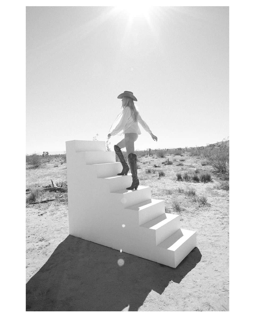 ヘイリー・クラウソンさんのインスタグラム写真 - (ヘイリー・クラウソンInstagram)「🌵Western women🌵  Photo: @jullienandhailey  Styling: @zoegofman  Location: @archesvista」11月23日 3時25分 - haileyclauson