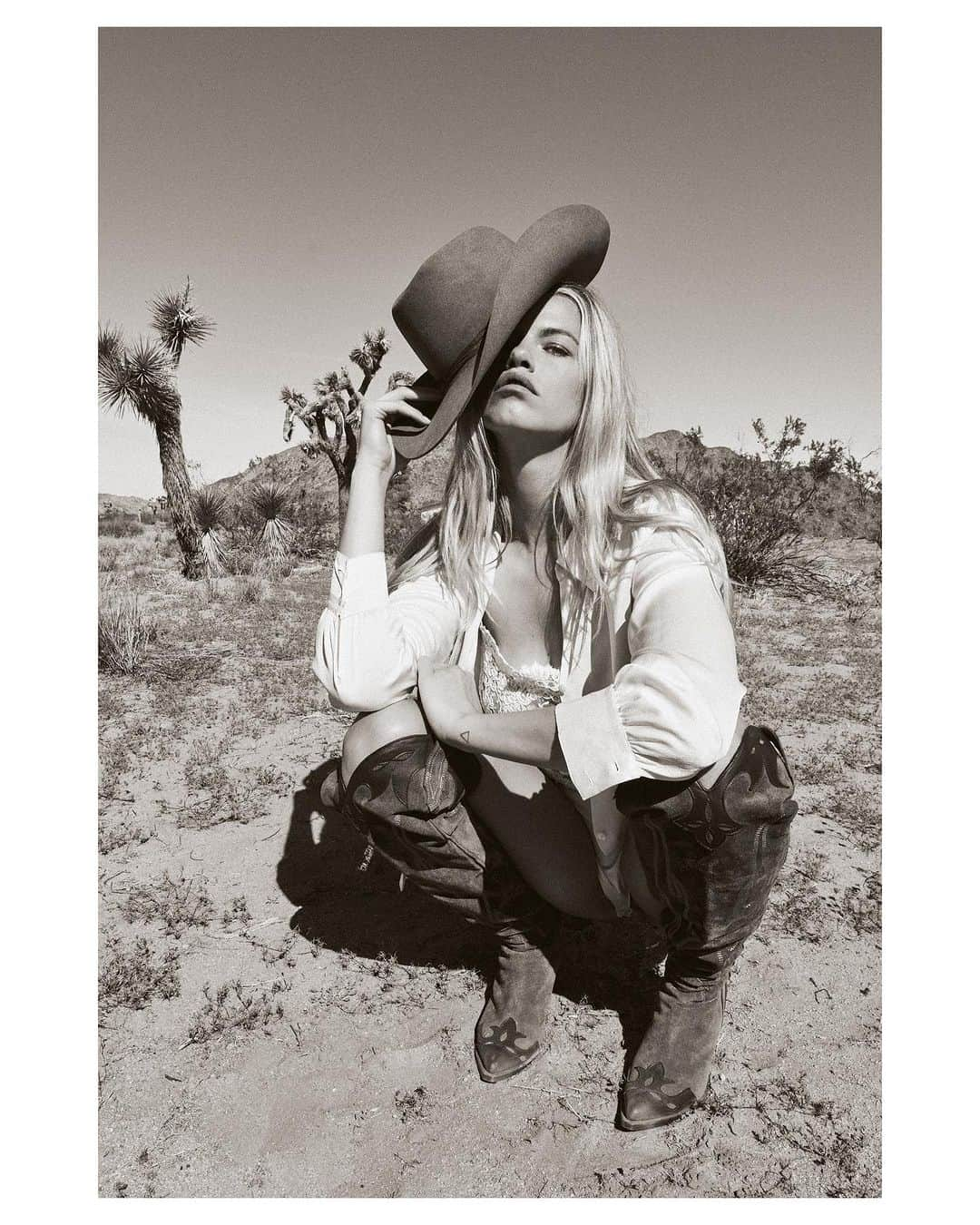 ヘイリー・クラウソンさんのインスタグラム写真 - (ヘイリー・クラウソンInstagram)「🌵Western women🌵  Photo: @jullienandhailey  Styling: @zoegofman  Location: @archesvista」11月23日 3時25分 - haileyclauson