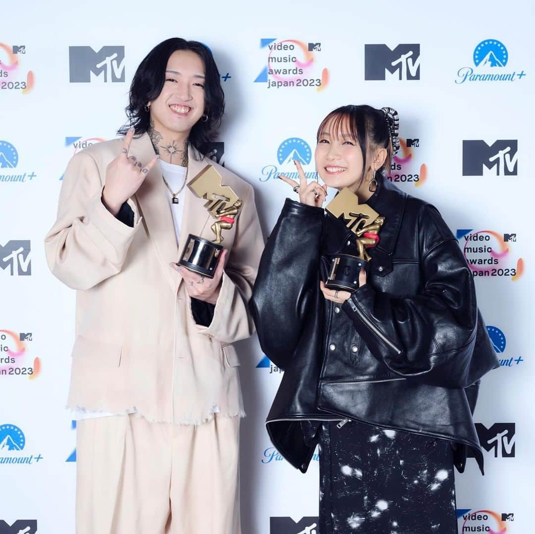 幾田りらのインスタグラム：「MTV #VMAJ2023 授賞式  YOASOBI「アイドル」が 🏆「Best Animation Video」 🏆「Song of the Year」 をいただきました。  初めてのブルーカーペット💎 嬉し楽しかったです。光栄です。 ありがとうございました☺︎☺︎」
