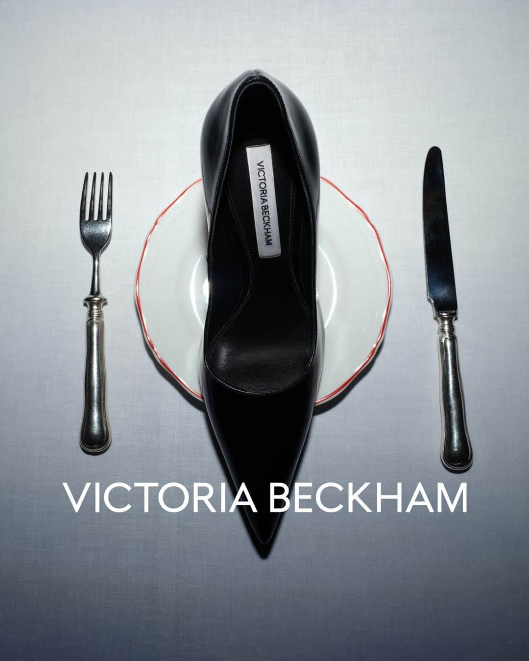 ヴィクトリアベッカムのインスタグラム：「Dinner!  Discover #VBHoliday now at VictoriaBeckham.com and at 36 Dover Street.」