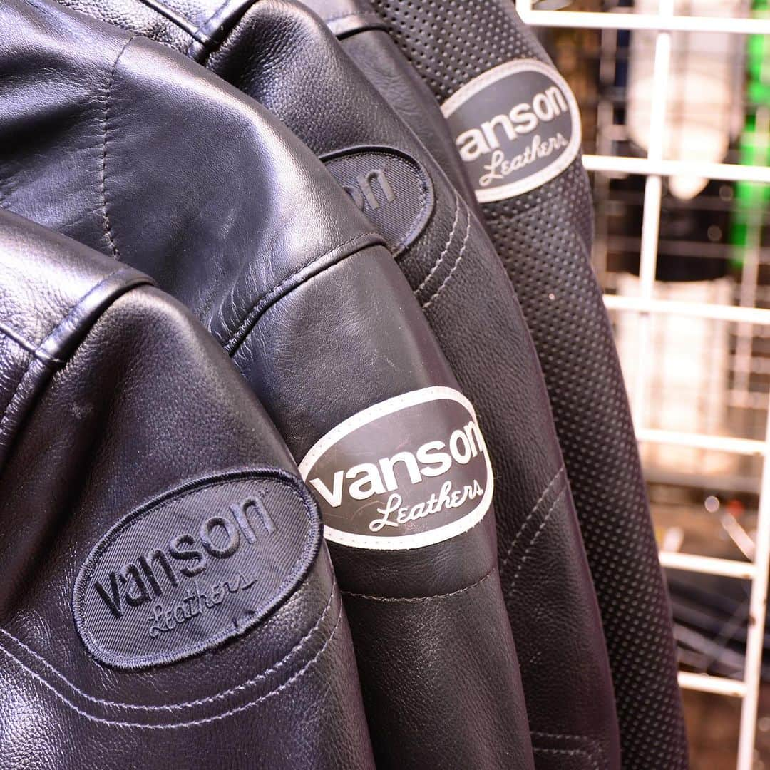 バンソンさんのインスタグラム写真 - (バンソンInstagram)「Be sure to shop our Manx jacket, and other select styles for our Black Friday sale. #vansonleathers #blackfriday」11月23日 3時30分 - vansonleathers