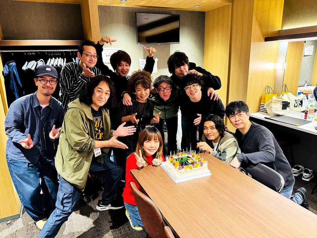神谷洵平さんのインスタグラム写真 - (神谷洵平Instagram)「aikoさん　MTV  VMAJ 授賞式 二冠おめでとうございます🎉  今日は授賞式、 横浜Kアリーナライブにて演奏しました🥁  そしてお誕生日、シングル発売！ おめでとう御座います🍾 めでた過ぎる1日。 ハートフルな1日。 感謝です。 ありがとうございました！！  シングル　「星の降る日に」 のドラム M1  星の降る日 M3 名のないハート　 昨年のレディクレのライブ映像に参加してます😌  皆さま沢山聴いてください。  めでたいとにかくめでたい  #aiko」11月23日 3時35分 - junpeikamiya