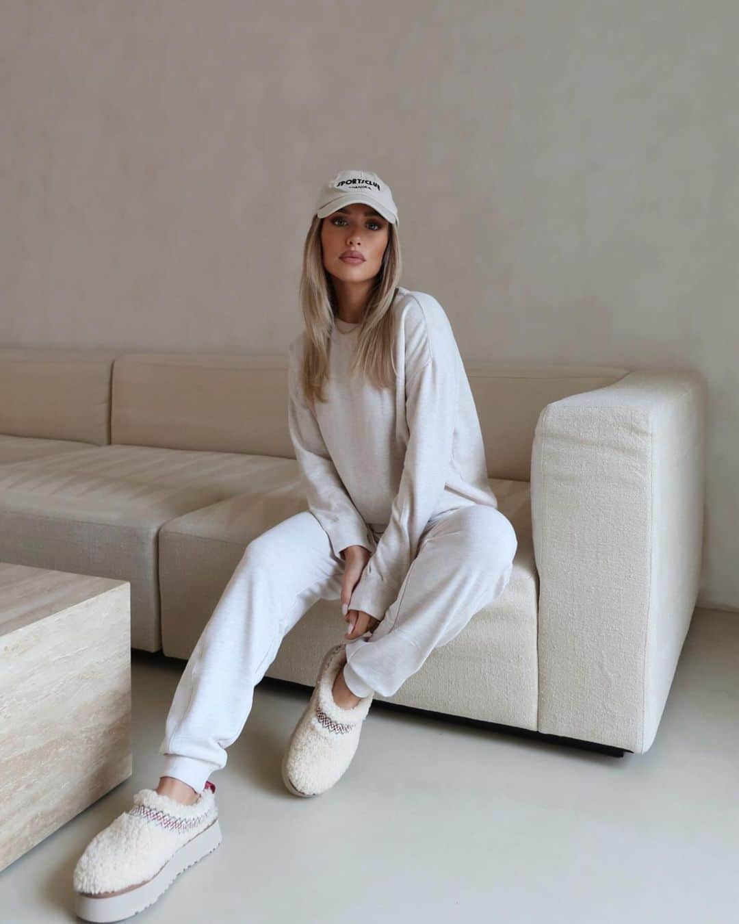 ロッティー・トムリンソンのインスタグラム：「about to live in these tracksuits all winter 🤍 @lovallofficial Use  code LOTTIE10 for 10% off full price and extra 10% off Black Friday sale🖤」