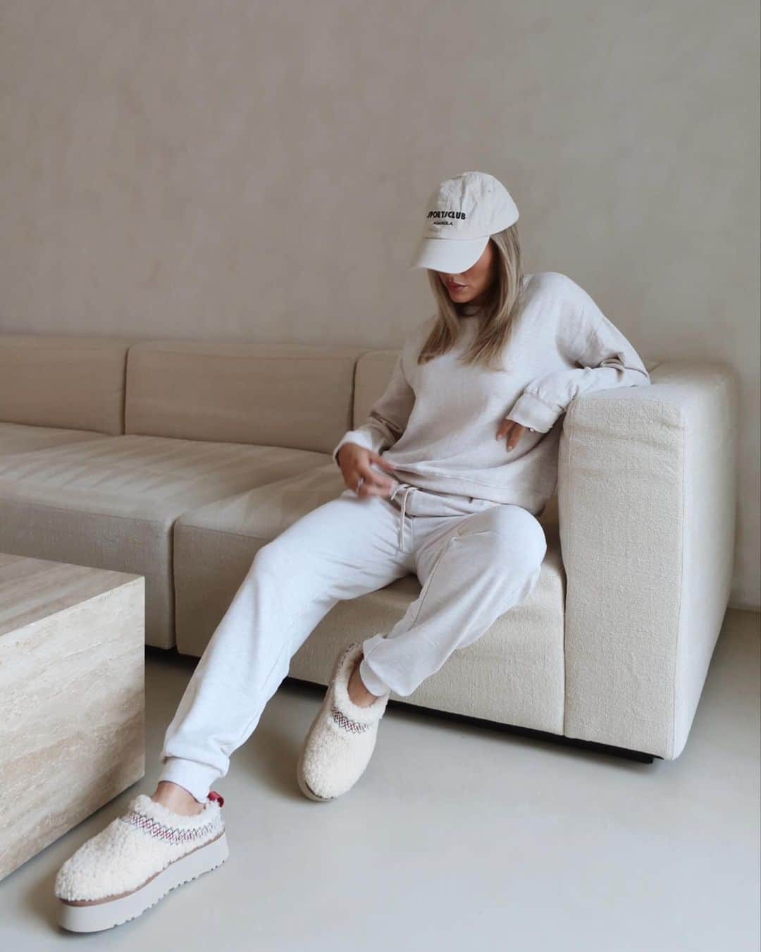 ロッティー・トムリンソンさんのインスタグラム写真 - (ロッティー・トムリンソンInstagram)「about to live in these tracksuits all winter 🤍 @lovallofficial Use  code LOTTIE10 for 10% off full price and extra 10% off Black Friday sale🖤」11月23日 3時42分 - lottietomlinson