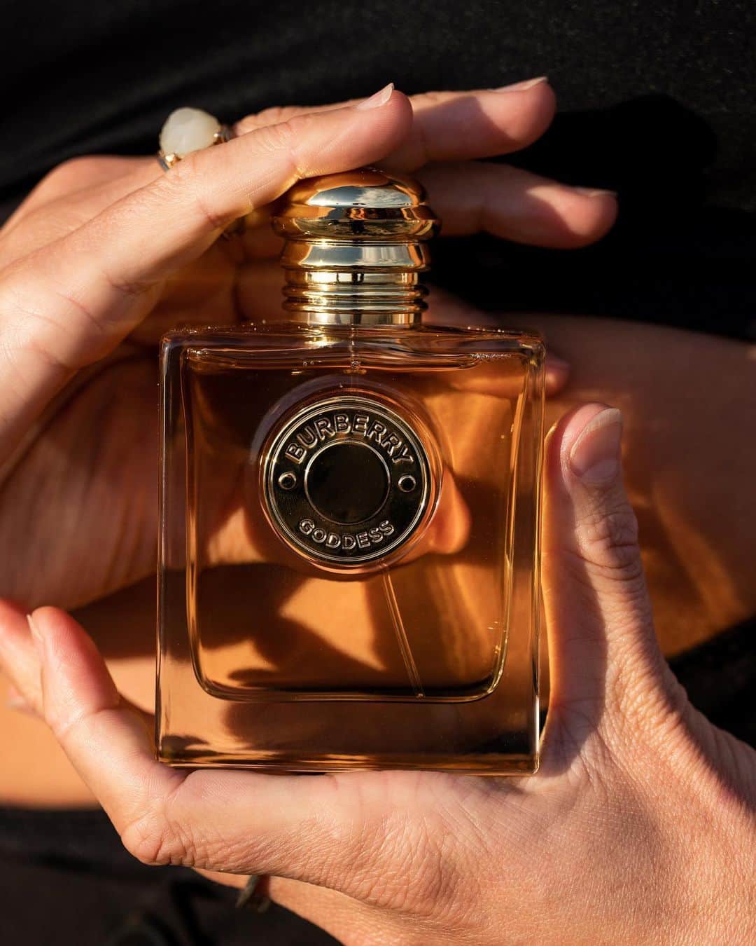 ズザンナ・ヤカボスさんのインスタグラム写真 - (ズザンナ・ヤカボスInstagram)「#reklám ✨ Az illatok hatása az elménkre egy rendkívül izgalmas téma - egy jól választott parfüm megadja azt a löketet, amitől igazán magabiztosnak érezhetem magam. A Burberry Goddess illata magával ragadó és segít abban, hogy a céljaim elérése érdekében határozottsággal és céltudatossággal éljem a napjaimat. 📷 @minekasapoglu  . . . #BurberryGoddess #BurberryBeauty @douglasmagyarorszag」11月23日 3時44分 - zsuzsubell