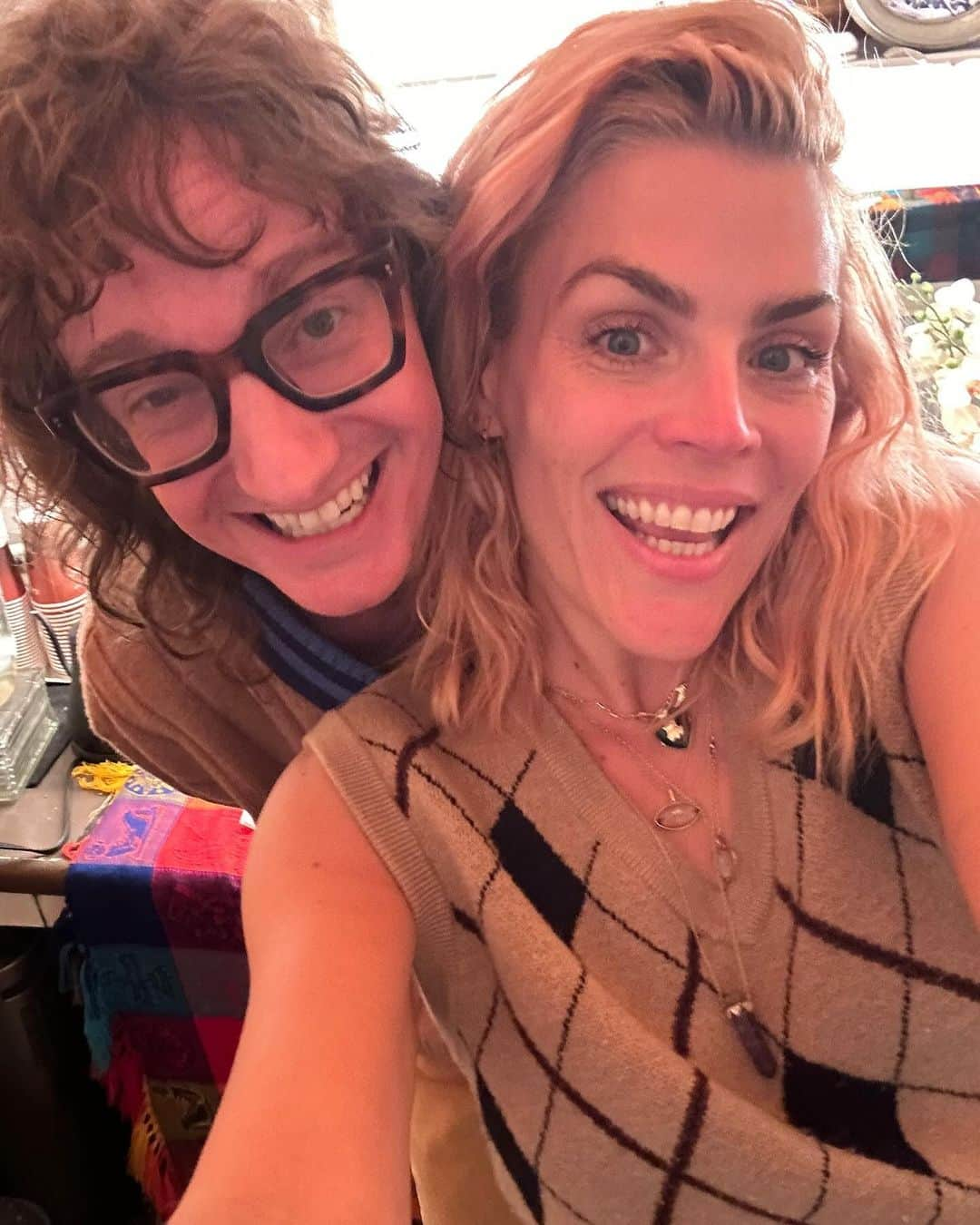 ビジー・フィリップスのインスタグラム：「a whirlwind in Los Angeles. 1. when @chrisflemingfleming sent me an absolutely unhinged two page scene of essentially me just talking for us to perform together at Largo for his show last night, i was terrified AND thrilled(same emotion basically). And after we ran it exactly zero times, we did it on stage to a wonderful crowd and tbh? i think it went really great. (also lol when he said after “i forgot you’re like a real actress.” WE ALL FORGET THAT SOMETIMES, CHRIS.) 2. Pod listeners will understand the deep significance of this picture. it was a historic meeting 3. good god i miss the mirror selfies backstage @largo ❤️ with @emilybbb & @nataliewould  who came to support/laugh( Natalie is @emilybbb ‘s @surefineokay! ) 4. when i tell you that @rozhernandez had me cackling with her set! i’ve known her a LONG time (she used to house sit for us in LA!) and i’m just so happy to see her thriving, honey!! 5. Ugh. i really really hope my beautiful ring is the last precious loved thing I lose in 2023. I’ve had it for so long & literally cannot believe it’s gone but i guess maybe that’s one of the themes for me this year. I guess I have to believe it. Also, I can’t replace it, even if i bought the same one again- it was just very special to me. I just hope now that whoever found it loves it and it’s as magical for them as it was for me for the last 17 years. 6. When you attempt to take a pic of your kid with her dad but she is in the middle of making plans with her friend and is trying to sneak a look at her texts. and. so. preteen. begins. 7. me and bb post wine 8. LA-NYC-LA and grateful to get to catch up on Larchmont as opposed to a picket line with my sweet @zacharyquinto ❤️ 9. @saltyshepnyc takes the best friend pictures and even though we were like SHIPS, at least @jennikonner and i had a few hours (and martinis) to catch up in the sunshine 10. a fairly terrible picture of the full BB BDAY group which feels like a million years ago but was literally 3 days ago. (also the weekend is most of the discussion this week on the podcast) Does it feel like time is more of a m*therf*cker these days than usual? i guess we just have to enjoy the joy when it’s there.」