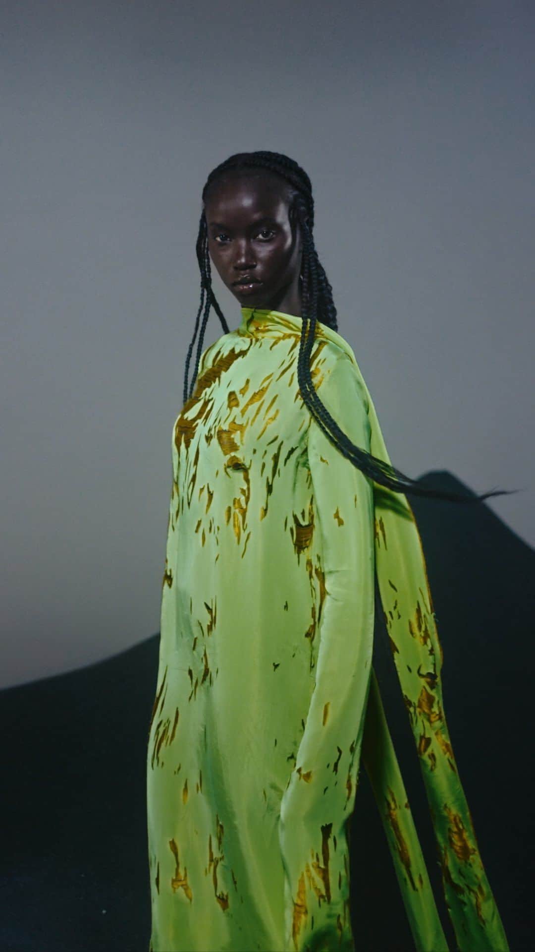 Acne Studiosのインスタグラム：「Artificial nature, poisonous shades. Draped velvet devore in acid yellow against the glistening sand of our FW23 show set. Discover the runway collection online and in store.    Director: @CarlijnJacobs Stylist: @Leopolda.Duchemin Hair: @Jawaraw Make-Up: @Masae__Ito Set Design: @DavidJamesWhite_ Nails: @Yvett_g」
