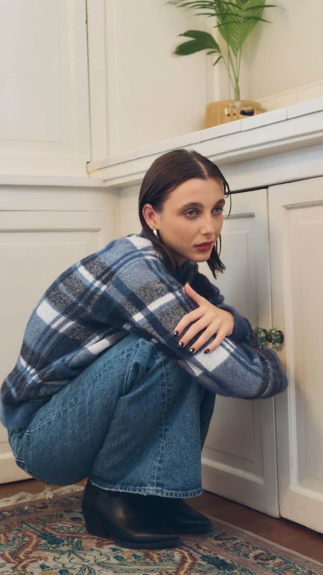 Levi’sのインスタグラム：「New for Holiday: Ribcage Bells 💙🤍 Emma’s favorite flare has it all. Seriously…high-waist, vintage-inspired wide leg, endlessly stylish. Add a sweater for a cozied up look.  Shop via stories + link in bio.」