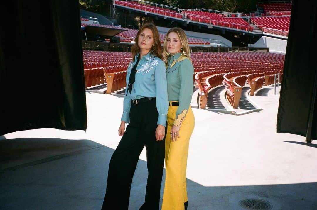 アマンダ・ミシェルカのインスタグラム：「Thank you @cfda for the beautiful style feature centered around our touring looks. For the sold out @greek_theatre performance back in September, Aly and I wore head to toe suede @rosettagetty suits paired with our favorite boot by @annmashburn 👢 For the encore we very quickly switched into our custom @giulivaheritage pants and vintage @hbarcofficial button ups ♥️ (swipe for Rosetta)  I’m still levitating from this day.」