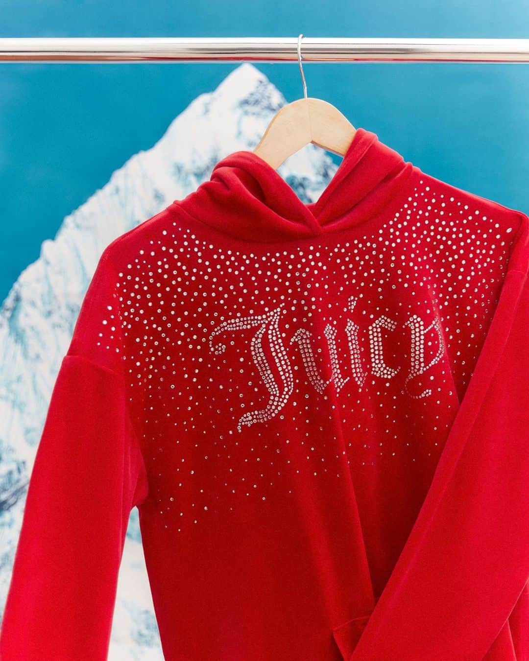 ジューシークチュールのインスタグラム：「Cozy couture just got even blingier #JuicyCouture」