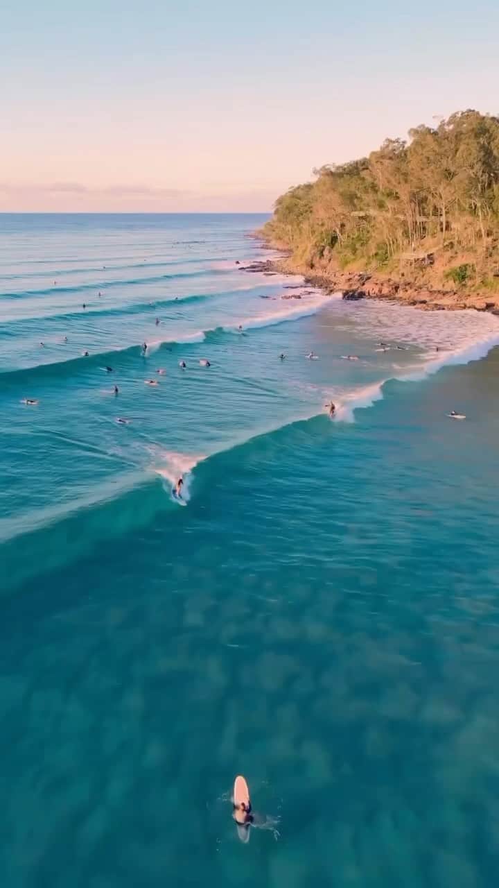 Australiaのインスタグラム：「Surf’s up in @visitnoosa 🏄 With its crystal-clear waters, lush national park and laid-back vibes, this charming seaside town in @queensland’s @visitsunshinecoast makes an appealing destination for an incentive program. Groups can fly into the @sunshinecoastairport, which is just 35 minutes from #Noosa, and settle into five-star hotels like @sofitelnoosapacific or @peppersnoosaresort. After a day spent learning to surf or exploring the local area, high-end evening dining options are plentiful - enjoy riverside cocktails and canapés at @rickys_noosa followed by dinner at @albanoosa by renowned Australian chef @peterkuruvita 🍹   🎥: @demigavin   📍: @visitnoosa, @visitsunshinecoast, @queensland - home to the Kabi Kabi people.  #SeeAustralia #ComeAndSayGday #MeetInAus #ThisIsQueensland #VisitSunshineCoast #VisitNoosa @besunshinecoast  ID: a drone looks down on waves rolling towards the beach. In the water, surfers paddle and play while catching waves」