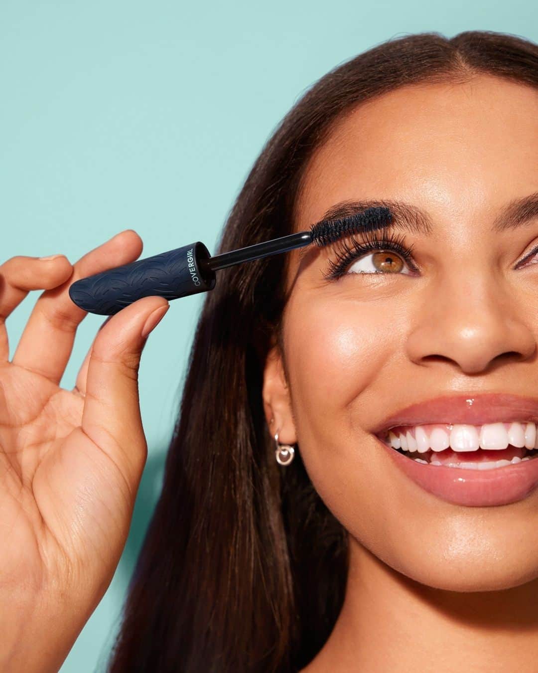 のインスタグラム：「Entering the holiday season with the best lashes and #Cleantopia Ultramarine Black 💙  Grab yours now at @target.   #EasyBreezyBeautiful #Covergirl」