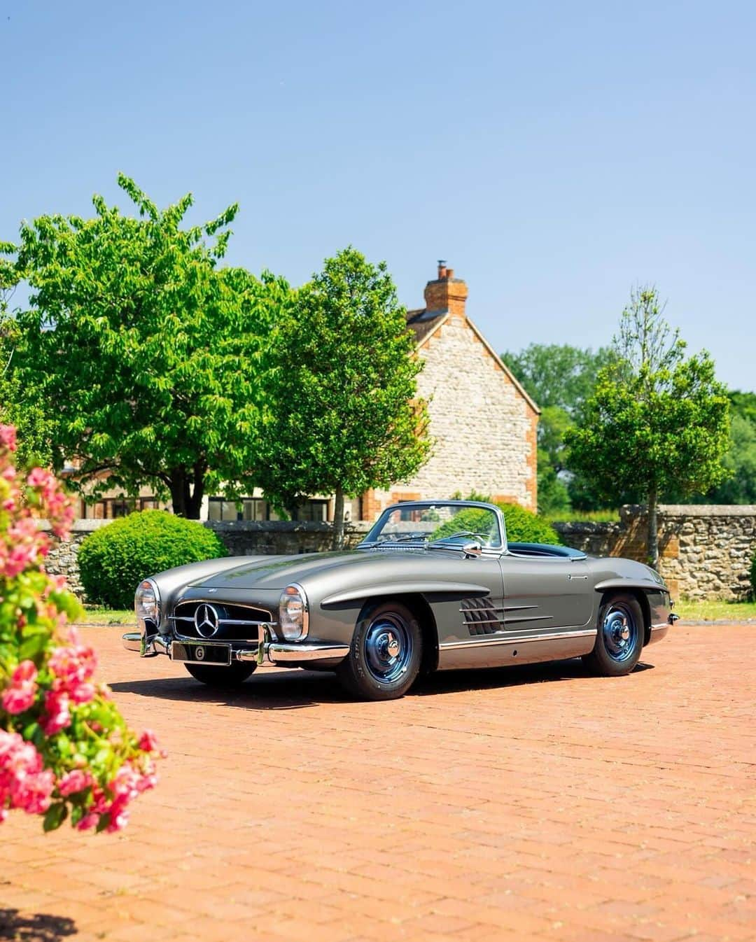 メルセデス・ベンツのインスタグラム：「The #300SLroadster in its element.   📷 @tshaxson   #MercedesBenz #MercedesBenzClassic #MBclassic #MBfanphoto」