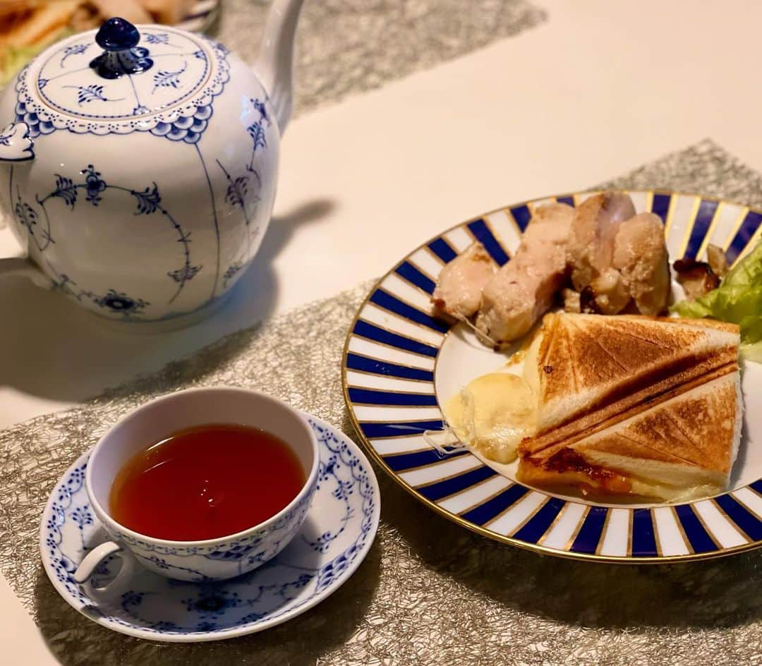 三浦瑠麗さんのインスタグラム写真 - (三浦瑠麗Instagram)「朝ごはん。カプレーゼのホットサンドに、鶏胸肉のロースト。 紅茶をたっぷり淹れて、パンの耳でシナモンシュガーラスクをつくる。 レオくんもテラスで抱っこされてほんの少しお相伴。」11月23日 9時38分 - lullymiura