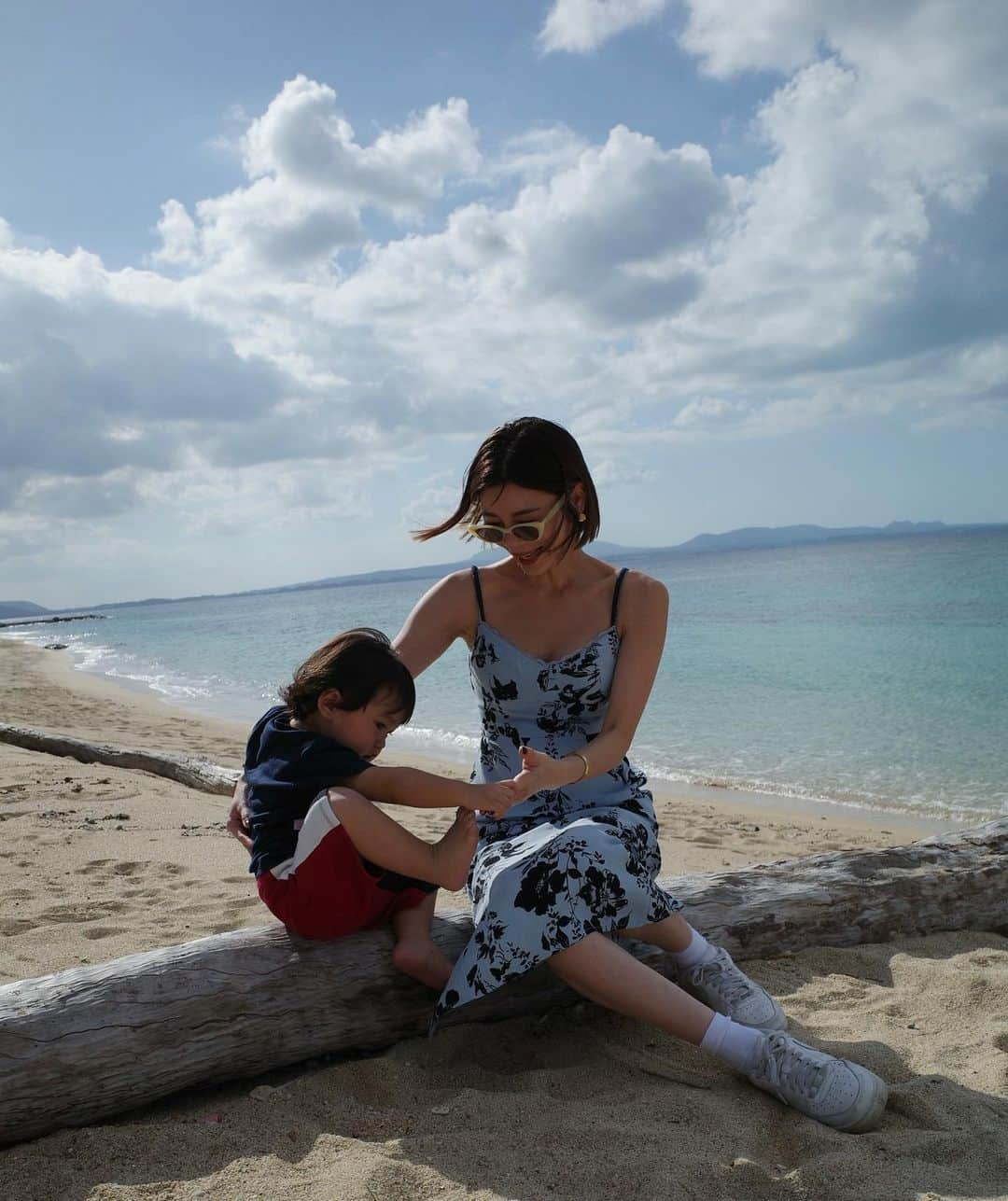 島袋聖南のインスタグラム：「浜辺の波に興味深々なぴよくん🌊 けど足裏に砂がつくのが今だに苦手らしいw」