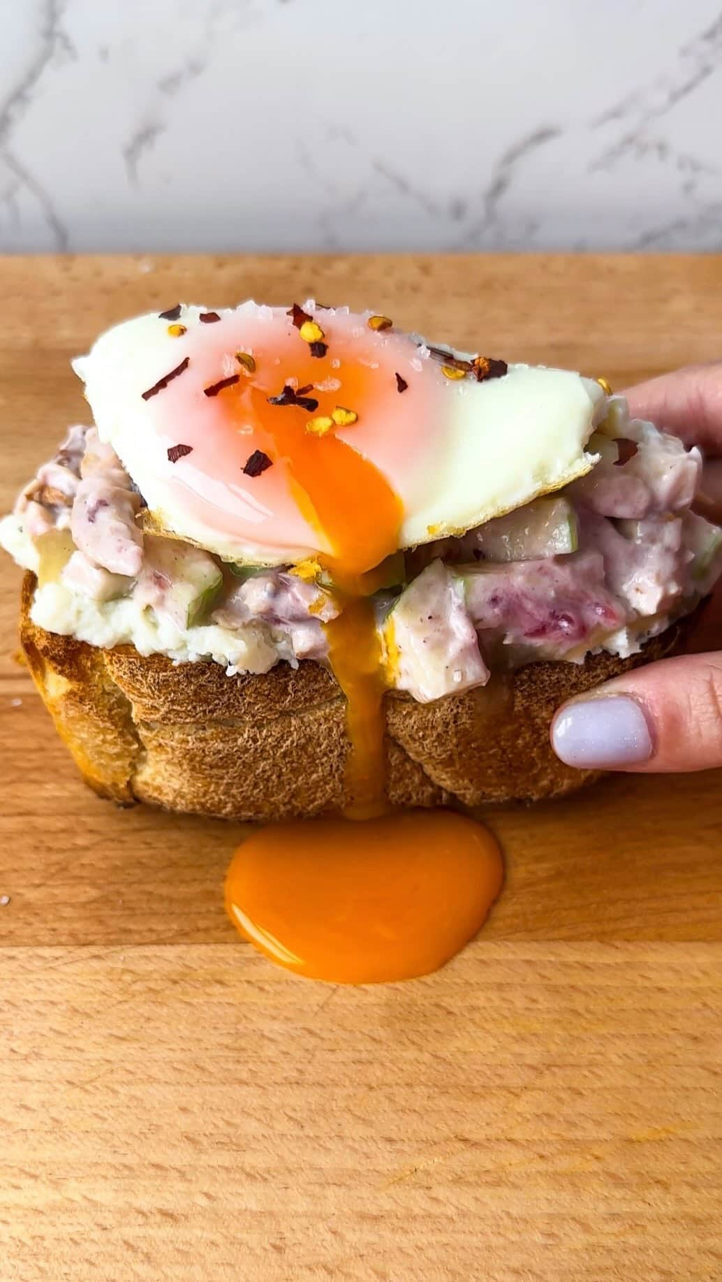 Chobaniのインスタグラム：「Swap #greekyogurt for mayo on your Thanksgiving leftover turkey salad on toast with a runny egg. Get the recipe below ⤵️   🍴Ingredients🍴  (for 4 servings) • 2 cups leftover turkey, roughly shredded  • 1/4 cup Chobani® Lowfat Plain Greek Yogurt • 2 tbsp leftover chunky cranberry sauce • 1/2 green apple, diced • 1/4 cup roughly chopped pecans • Kosher salt, to taste • Fresh-ground black pepper, to taste • 4 pieces toast • 1 cup leftover mashed potatoes • 1/4 cup leftover gravy • 4 fried eggs • Red pepper flakes, to taste  🦃 Directions 🦃 1. In a large bowl, combine the turkey, Greek Yogurt, cranberry sauce, apple, and pecans. Stir until evenly combined; add salt and pepper to taste.  2. On top of your pieces of toast, layer the leftover mashed potatoes and some gravy. Place on a thick layer of the turkey salad, and top with your fried eggs and some red pepper flakes. Enjoy!   #thanksgivinghack #thanksgiving #leftovers #toastrecipe」