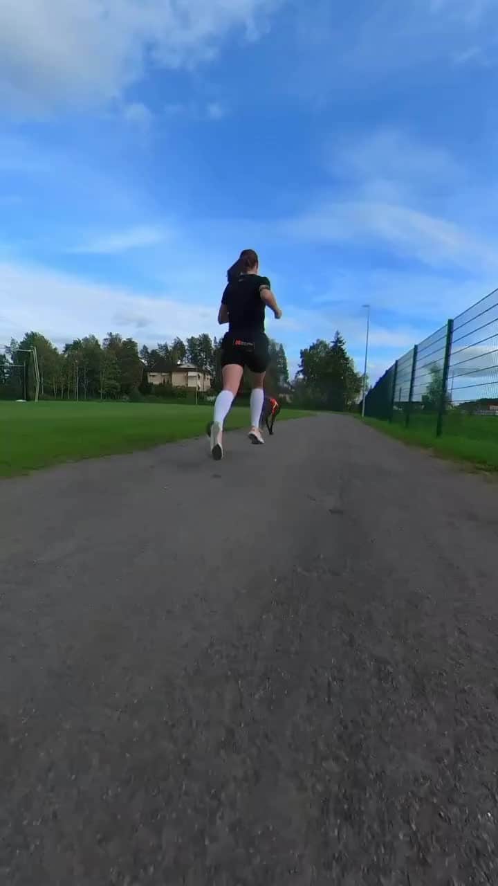 runplanetのインスタグラム：「Four-legged drive is on!🐶Don't miss out! Follow us now🫧  Video by @jonnalipponen  ☝️This post is not intended for copyright infringement. DM if you’d like it to be taken down」