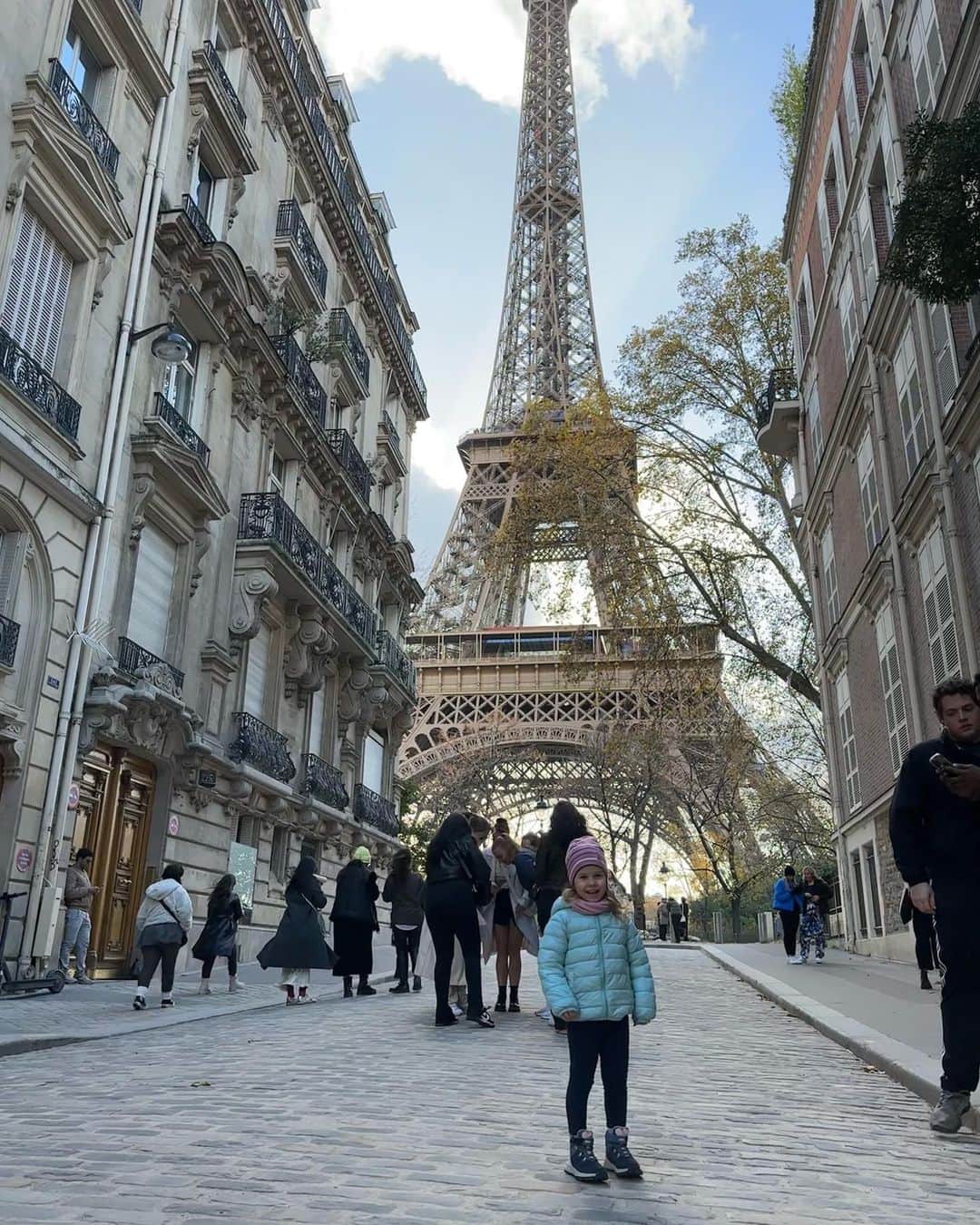 ラドゥ・アルボットさんのインスタグラム写真 - (ラドゥ・アルボットInstagram)「So good to be back in Paris and exploring this beautiful city but this time with our beautiful daughter, her first time in Paris.」11月23日 4時10分 - radu.albot11