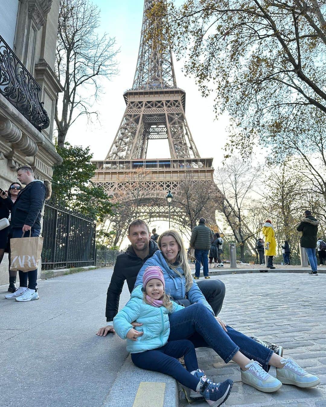 ラドゥ・アルボットのインスタグラム：「So good to be back in Paris and exploring this beautiful city but this time with our beautiful daughter, her first time in Paris.」