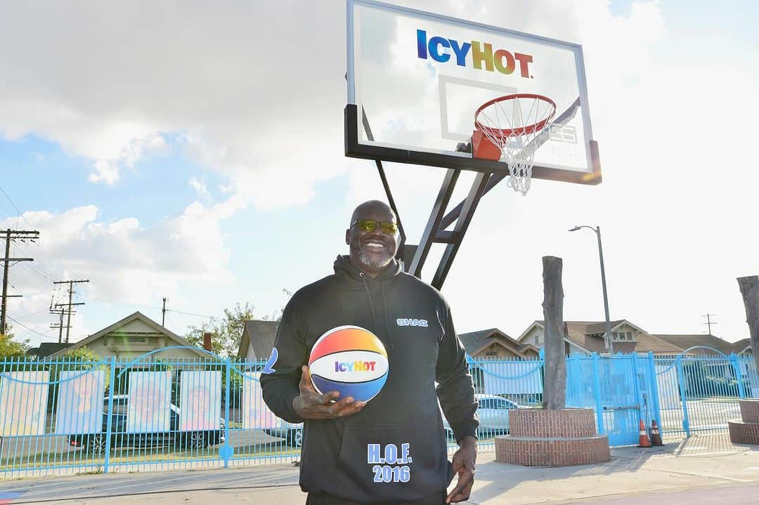 シャキール・オニールのインスタグラム：「The fifth Comebaq Court launch with @icyhot was a SLAM DUNK 🧊 🔥 We’re proud to announce that our newest court is now open at the Challengers Boys & Girls Club of Metro Los Angeles! @shaqfoundation @bgcmla @lakerscommunity #IcyHotPartner #ComebaqCourt」