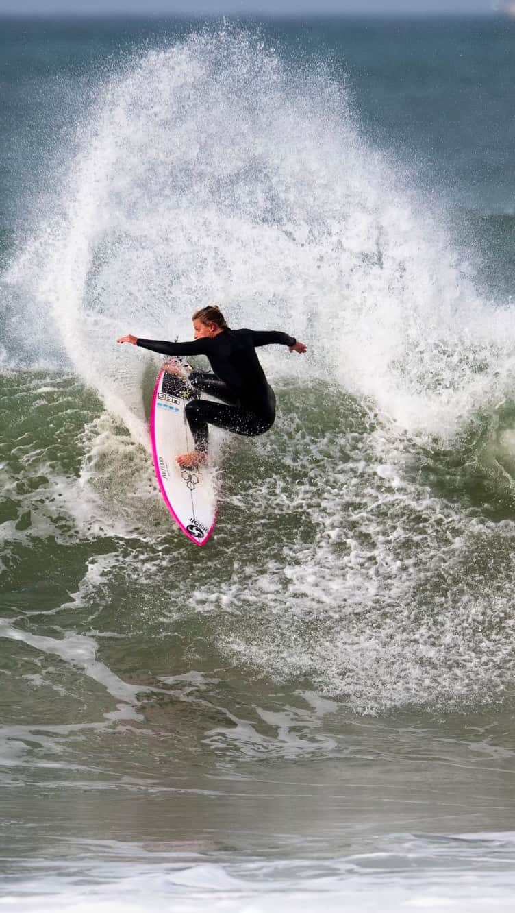 レイキー・ピーターソンのインスタグラム：「Few little waves around home lately. Enjoying the last bit of the off season 🫶🏼 Video - @noahjm22」