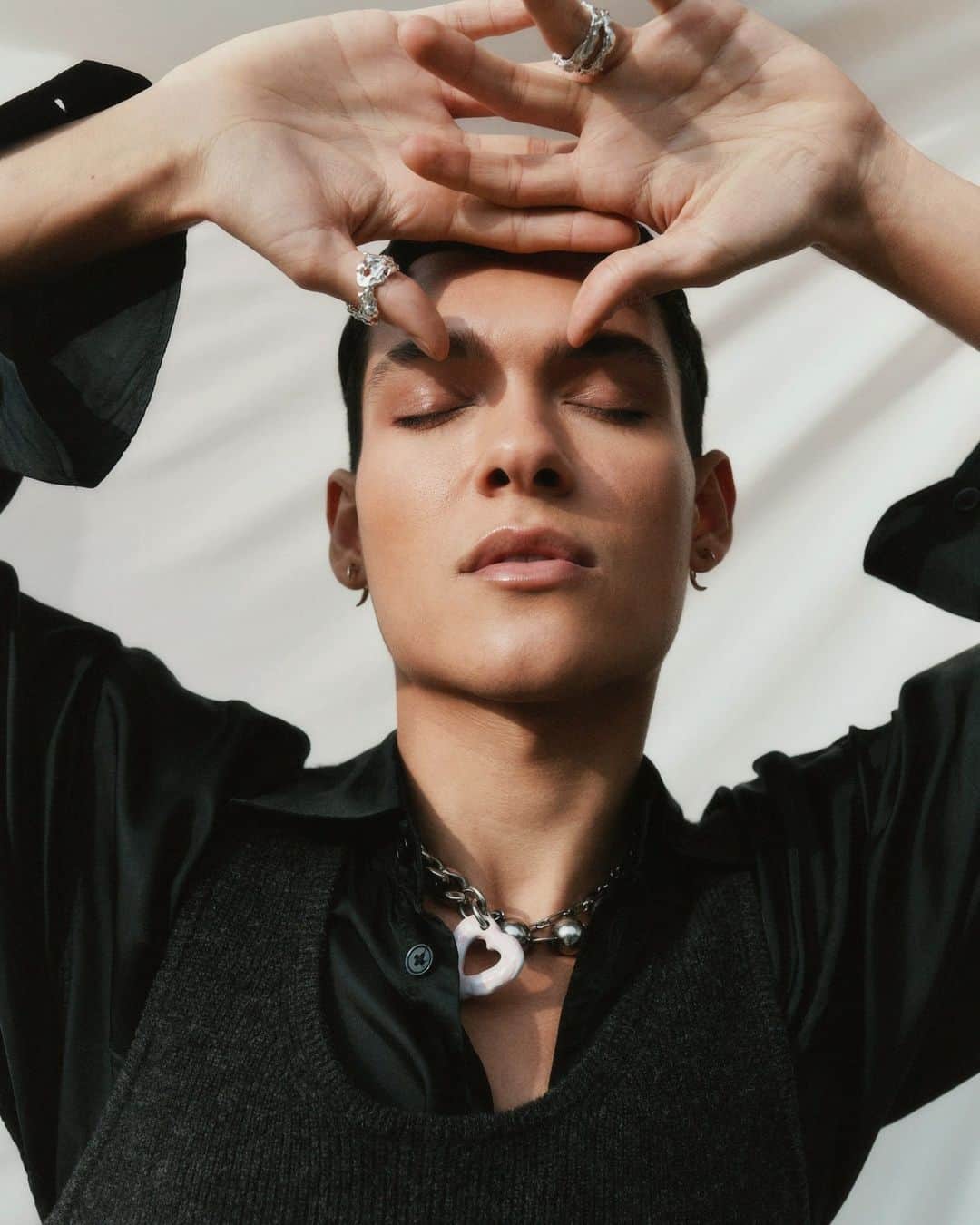 のインスタグラム：「Just in: "Young Royals" star Omar Rudberg (@officialomar) is launching OMR Beauty with a debut fragrance called "Intro." Presented in a square purple bottle with a round top engraved OMR, Intro’s scent is sweet and bright. It has the candy effervescence of a cocktail you might be sipping while eyeing someone, as Rudberg sings in “Mi Casa,” “over on the dance floor.” Tap the link in our bio to see everything we know.」