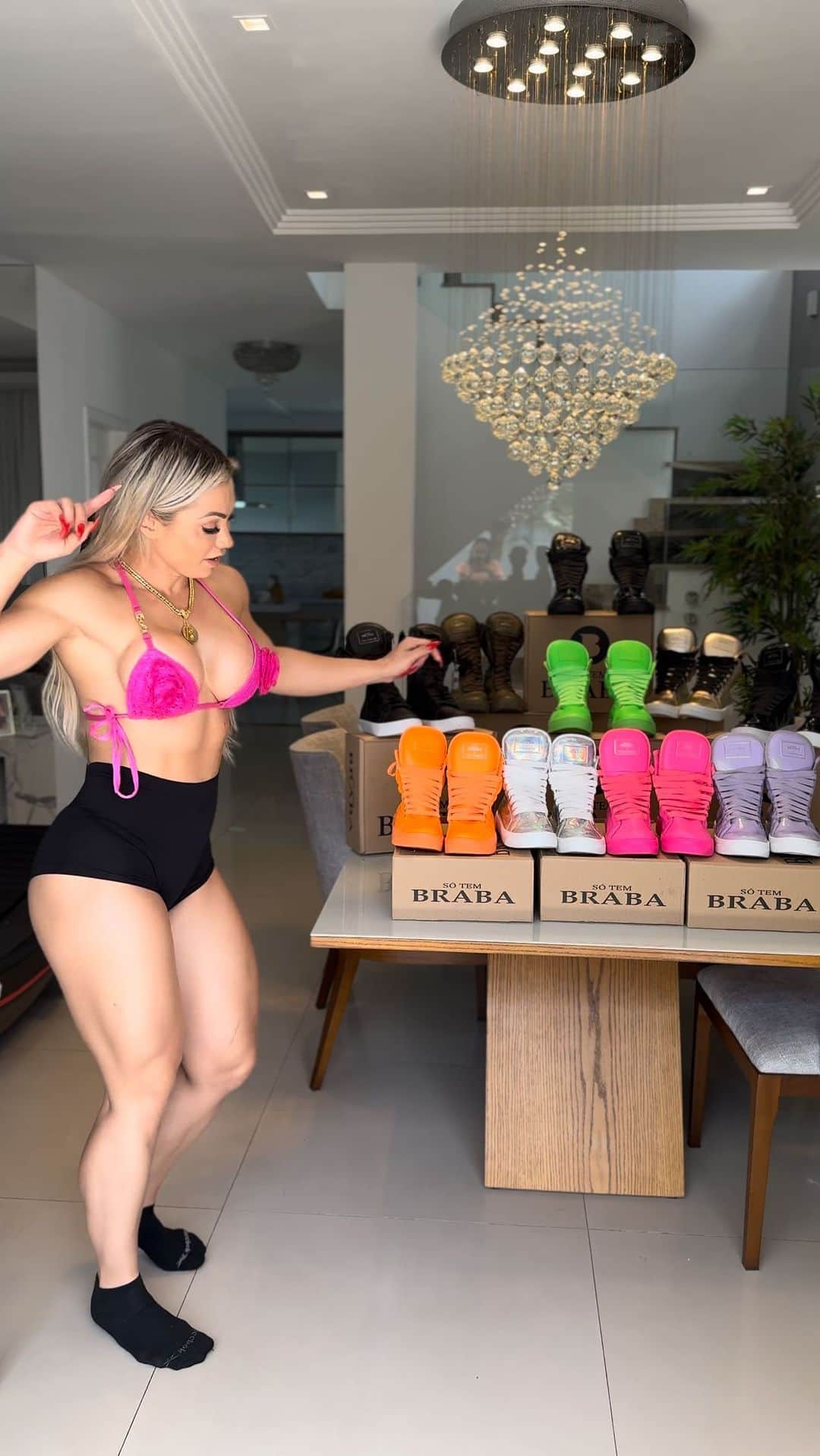 のインスタグラム：「CORRE PQ ESTÁ ACABANDO 😱😱 @sotembrabaoficial   Meninas não percam essa oportunidade! Está com um super desconto!!! Frete grátis para todo o Brasil comprando a partir de 2 botinhas, USE O MEU CUPOM VIVI 🏷️🥰 essa é a chance de vc ter a botinha OFICIAL das brabas 💪🏼 adorooooo..」