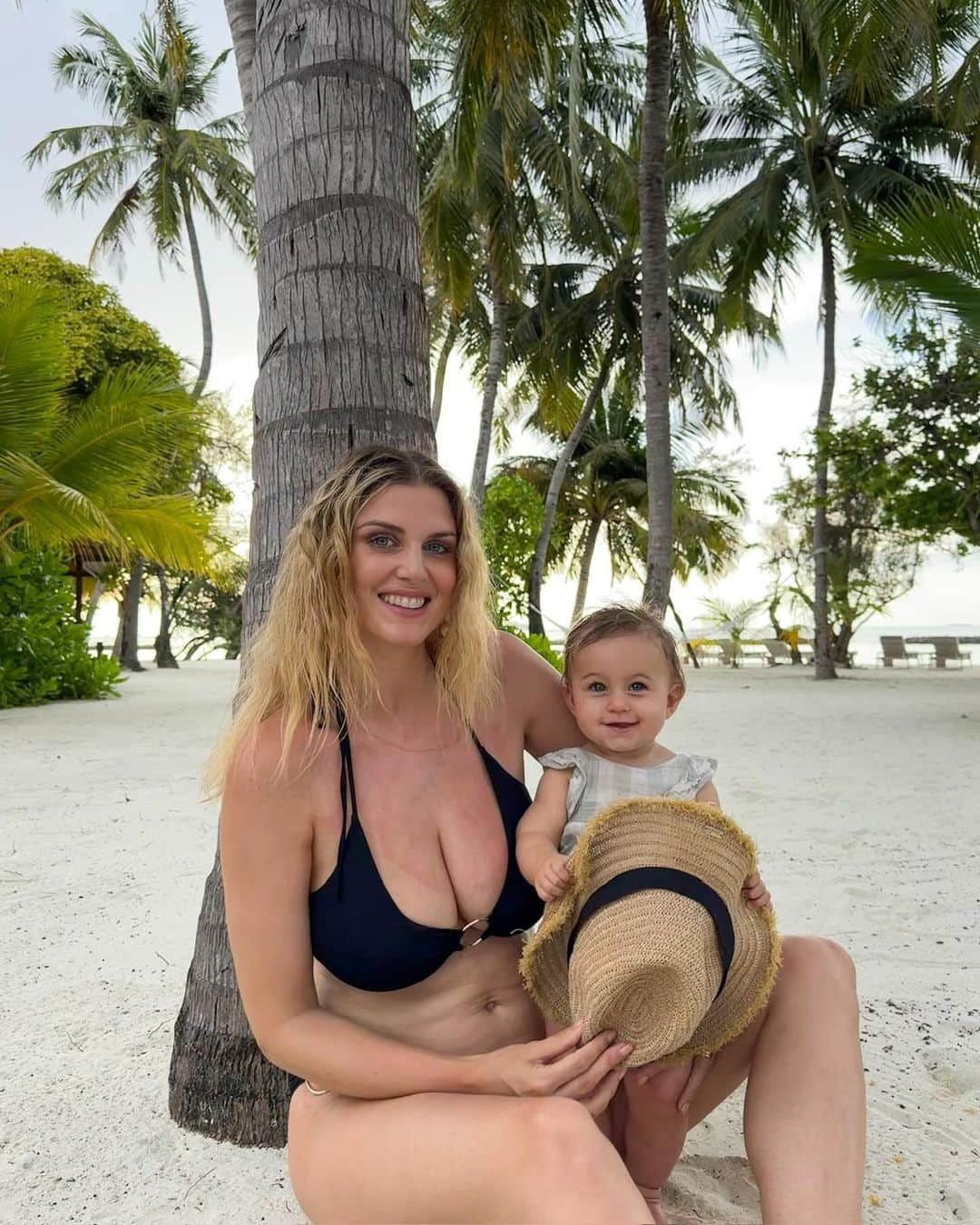 Ashley Jamesのインスタグラム：「Let's talk postpartum body image. ❤️  I'm 8 months pp and this is my second postpartum journey. Life is so 'back to normal' that sometimes I forgot I'm still relatively early in my recovery. She's been out in the world for less time than my body carried her.   So I guess it's no surprise that I've struggled with body image this holiday. It was a surprise as I have a positive relationship with my body these days in that I respect and appreciate it, and place less emphasis on the way it looks.   But when taking photos and videos, especially the unposed ones where I'm playing with the kids, I didn't recognise my body. It doesn't look like mine. I've felt negative self talk creep in.  I should add that (postpartum) body image is so personal. It's not about how others perceive you, but how you feel. For me it's the big b00bs I find hardest to navigate.   I thought I'd share some of the things that help me navigate poor body image days:  ✨Your body image is not your body. It's your subjective judgement influenced by your self esteem and other external factors. It's why you can look back at old photos and think how great you looked even when you don't appreciate it at the time.   ✨It's ok to have a Postnatal body. The same body that was praised for being pregnant, deserves the same praise. So much of recovery takes time - more time than society would have you believe. With Alf it took a year just for my bones to move back.   ✨It's ok to be bigger. We don't need to be the smallest version of ourselves to be confident or sexy. We just need to look around to see beautiful women in all shapes and sizes.  ✨ Good for you and same for me. Try not to compare your body and postpartum recovery to anyone else's.   Finally, I tell myself it's hard to hate a body that created my two perfect little cherubs! 🙏❤️🫶」