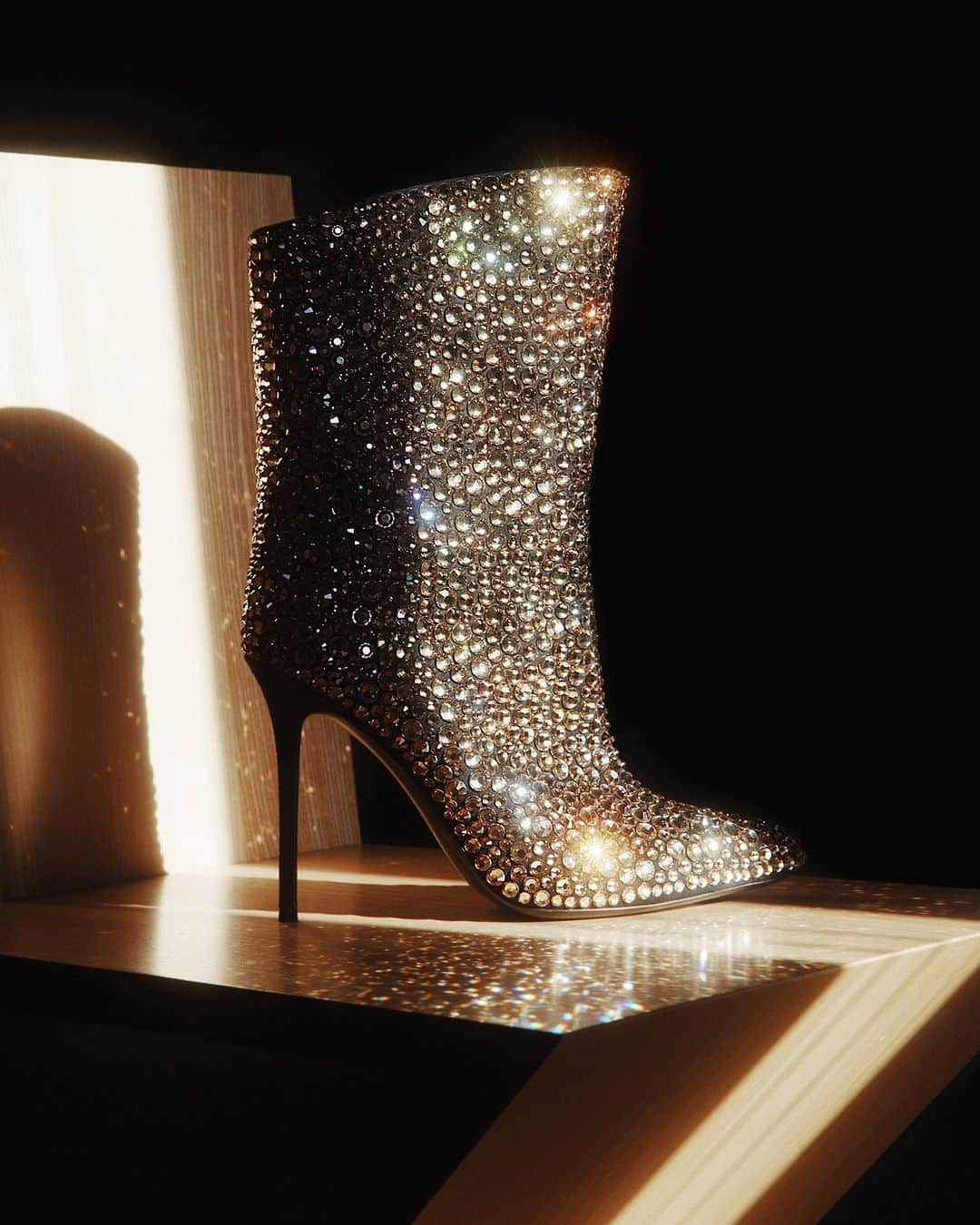 Giuseppe Zanotti Designのインスタグラム：「A thousand and one ways to shimmer. With every translucent crystal, the MERISSA SPARKLE dazzles. #GiuseppeZanotti」