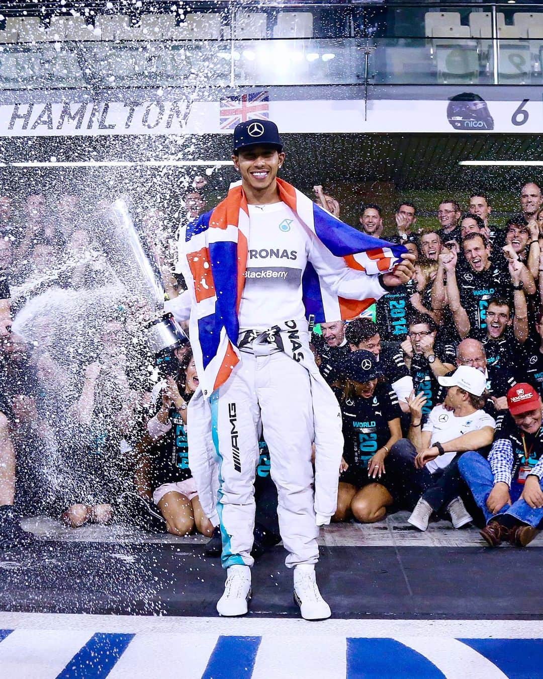 MERCEDES AMG PETRONASさんのインスタグラム写真 - (MERCEDES AMG PETRONASInstagram)「End of season mode: Loading… 🎉」11月23日 5時09分 - mercedesamgf1