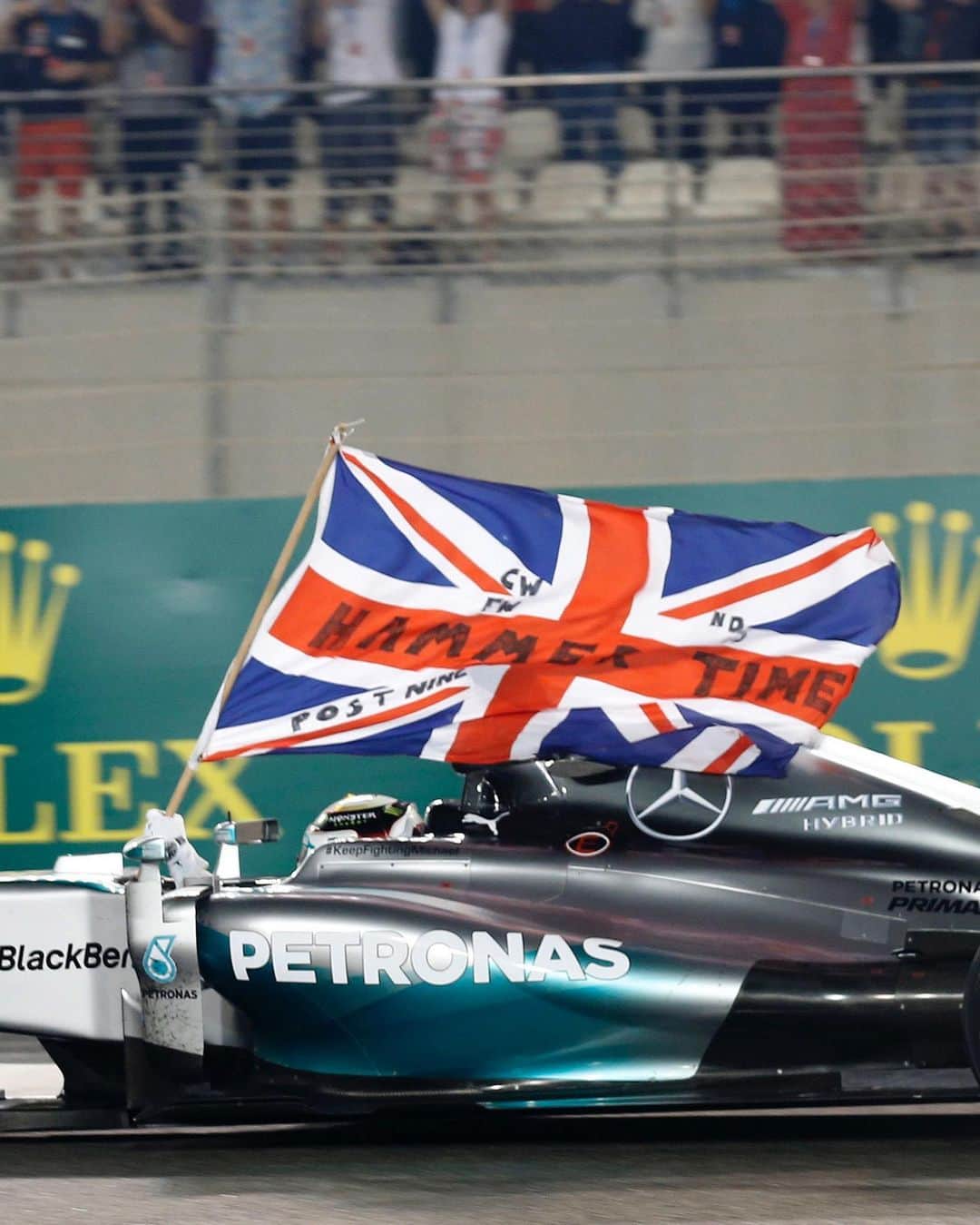 MERCEDES AMG PETRONASさんのインスタグラム写真 - (MERCEDES AMG PETRONASInstagram)「End of season mode: Loading… 🎉」11月23日 5時09分 - mercedesamgf1