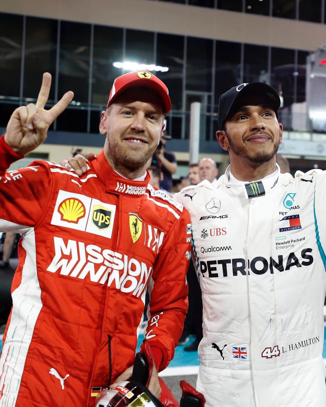 MERCEDES AMG PETRONASさんのインスタグラム写真 - (MERCEDES AMG PETRONASInstagram)「End of season mode: Loading… 🎉」11月23日 5時09分 - mercedesamgf1