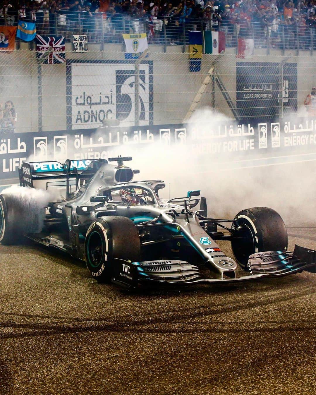 MERCEDES AMG PETRONASさんのインスタグラム写真 - (MERCEDES AMG PETRONASInstagram)「End of season mode: Loading… 🎉」11月23日 5時09分 - mercedesamgf1