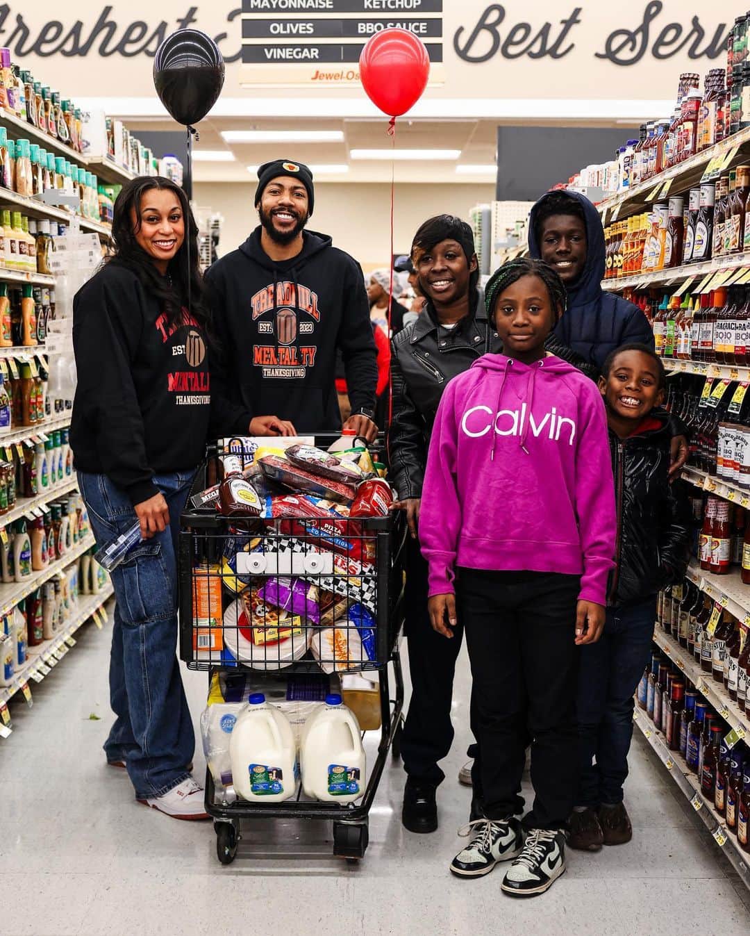 Chicago Bullsさんのインスタグラム写真 - (Chicago BullsInstagram)「It’s the season of giving ❤️🦃  Jevon Carter (@nextlevel_03) and his @treadmillmentality foundation helped provide 10 Chicago families with a $500 Thanksgiving grocery shopping trip to @jewelosco.  “Our goal was to help families in need and minimize their worry or stress throughout the rest of the year and holiday season,” said Carter. “Growing up in Chicago, it’s everything I’ve ever dreamed of – coming back to play for the Bulls and now being in a position where I can give back and show them that there’s someone that looks just like them and encourage them to keep dreaming. I love being able to give back to the community and connecting with the families.”  Shout out to @featherfist, a non-profit dedicated to ending homelessness in Chicago, Treadmill Mentality, and Jewel-Osco for the support ❤️」11月23日 5時10分 - chicagobulls
