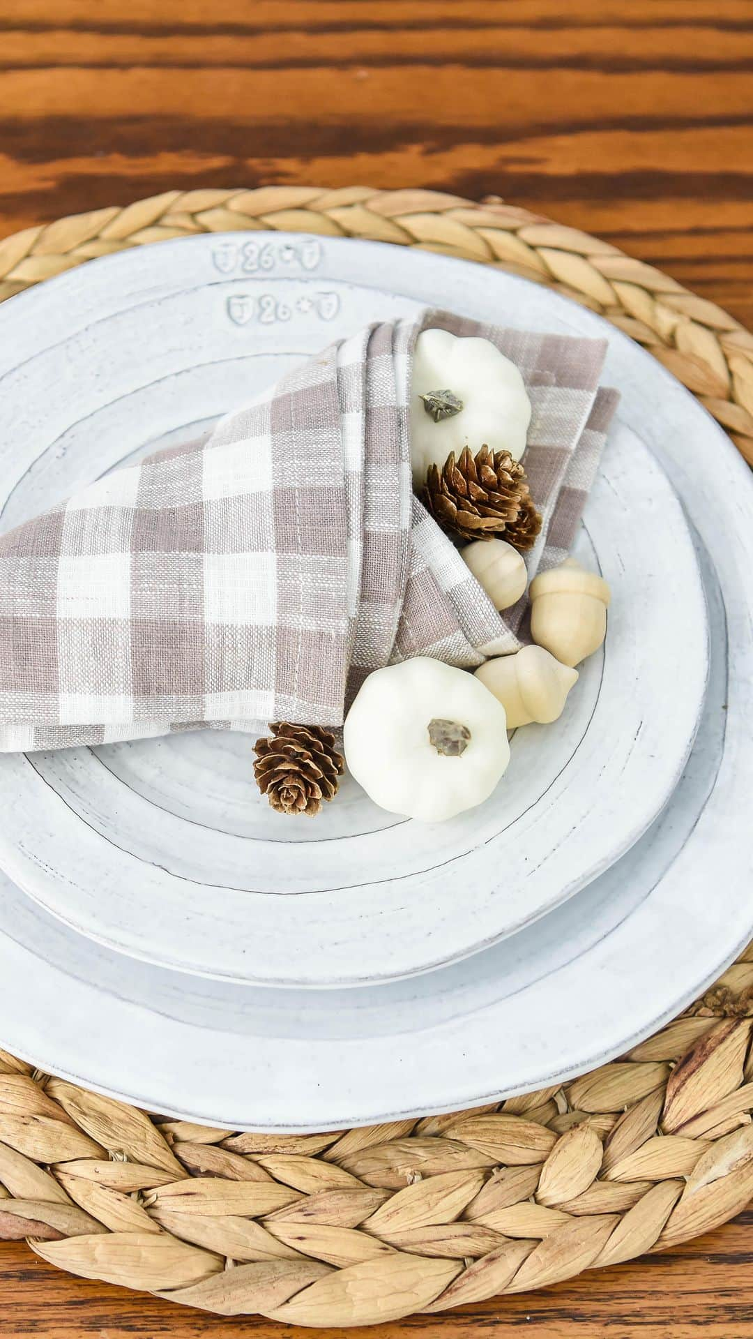 HGTVのインスタグラム：「Make your table extra special this year with a quintessentially Thanksgiving (+ super simple!) napkin fold. 🦃  Pro tip: Switch out the faux pumpkins and pinecones for treats and trinkets for the perfect holiday take-away ✨  #HGTVHowTo」