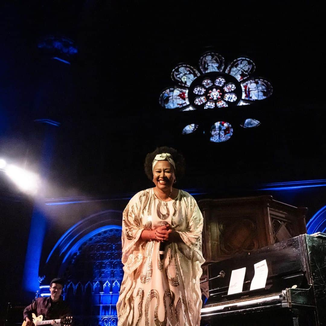 Emeli Sandéさんのインスタグラム写真 - (Emeli SandéInstagram)「A totally magical evening at Union Chapel last night. Thank you to everybody who came, it was such a pleasure to perform for you in such an exquisite venue!! Big love to @zawe for hosting the Q&A - loved sharing the stage with you! 💘  📸 @katie_malcolmson」11月23日 5時11分 - emelisande