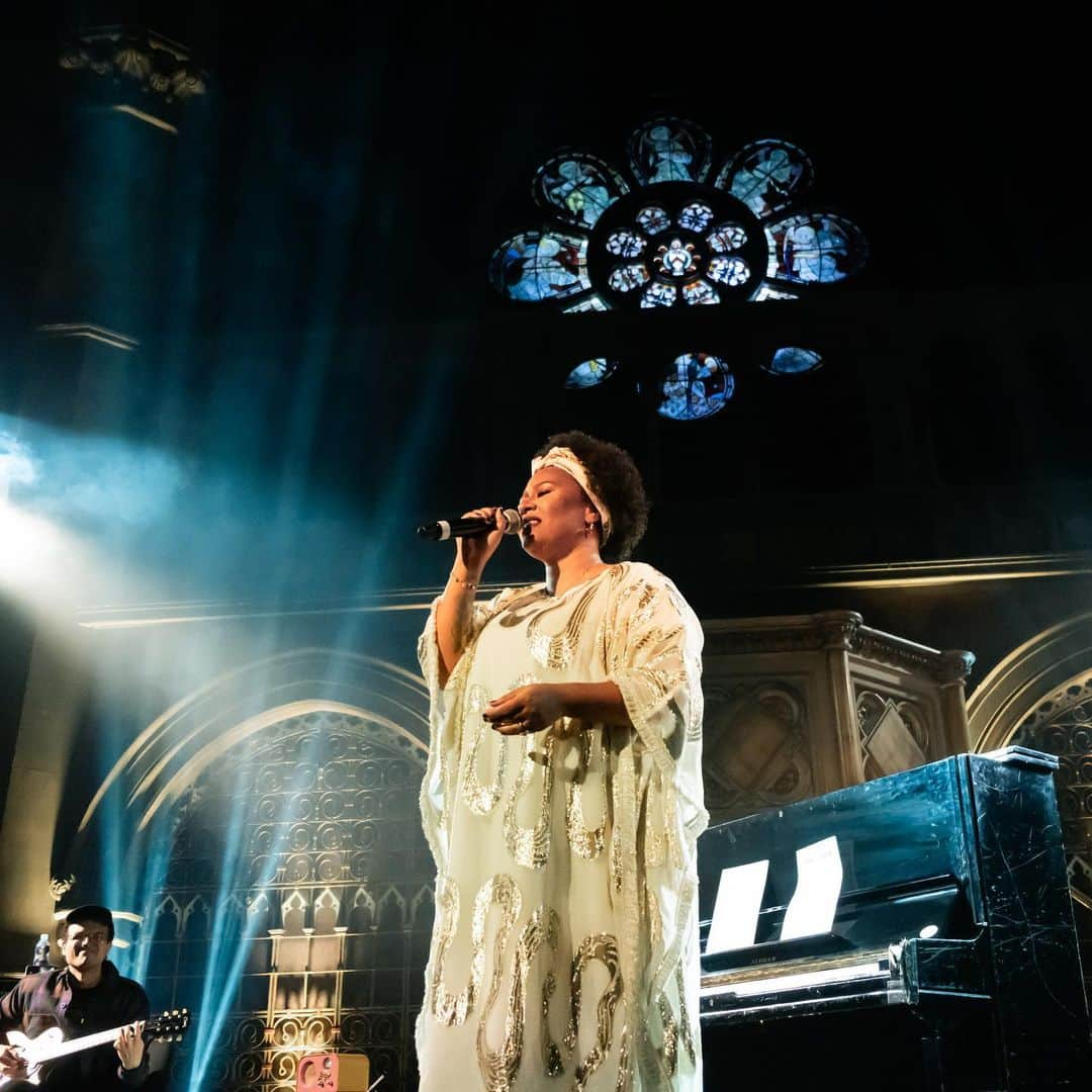 Emeli Sandéさんのインスタグラム写真 - (Emeli SandéInstagram)「A totally magical evening at Union Chapel last night. Thank you to everybody who came, it was such a pleasure to perform for you in such an exquisite venue!! Big love to @zawe for hosting the Q&A - loved sharing the stage with you! 💘  📸 @katie_malcolmson」11月23日 5時11分 - emelisande