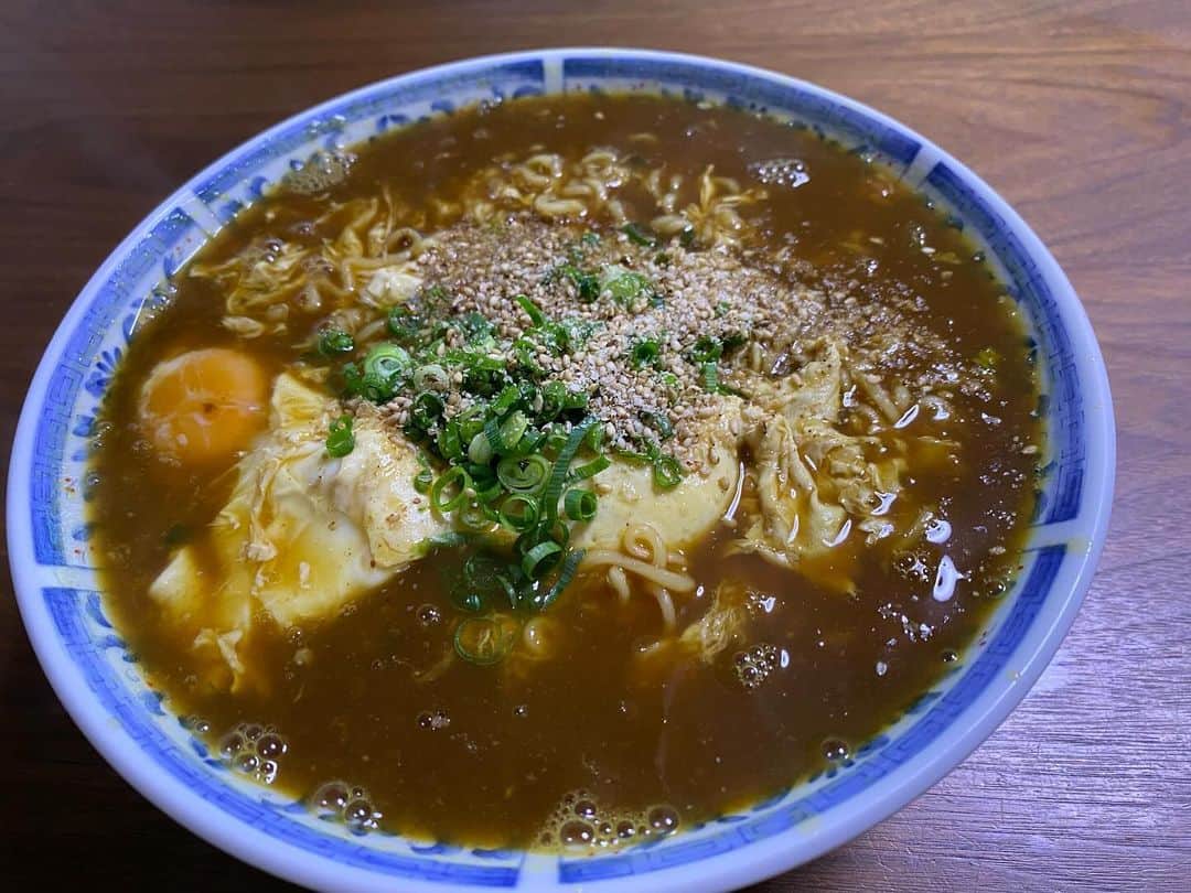 のインスタグラム：「おはようさん❗️ 今日は朝から撮影 たまに、無性に食いたくなる サッポロ一番塩ラーメンにカレー ルーを入れてのカレーラーメン❗️ コレが美味いのよ👍」